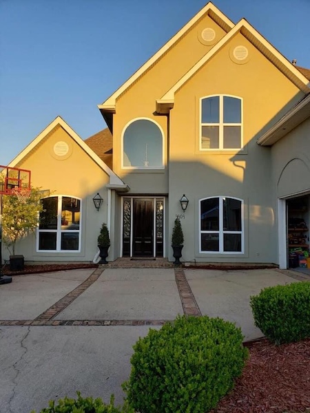 A house with the windows Baton Rouge can get expertly installed by Acadian Windows